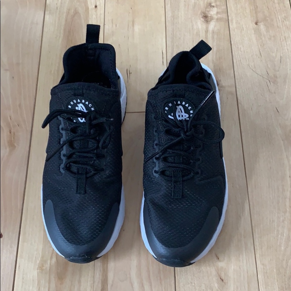 Women’s Size 7.5 Nike Huarache (Black)